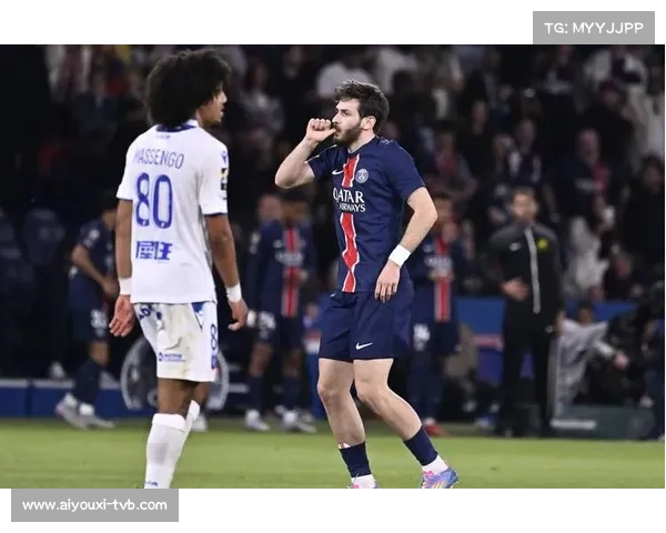 巴黎球迷客场远征欧塞尔，高唱助威歌曲